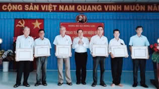 Đảng ủy Song Lộc tổ chức Lễ trao tặng Huy hiệu Đảng đợt 19/5