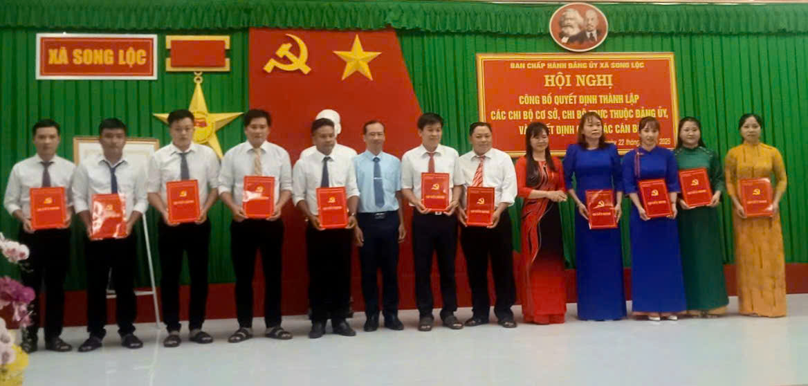 Đảng ủy xã Song Lộc công bố quyết định thành lập các chi bộ cơ sở, chi bộ trực thuộc Đảng ủy và Quyết định công tác cán bộ