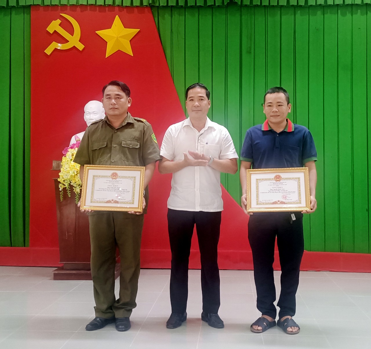 Chủ tịch Ủy ban nhân dân xã Song Lộc khen thưởng đột xuất cho 02 cá nhân đã có thành tích xuất sắc trong “phong trào toàn dân bảo vệ An ninh Tổ quốc”