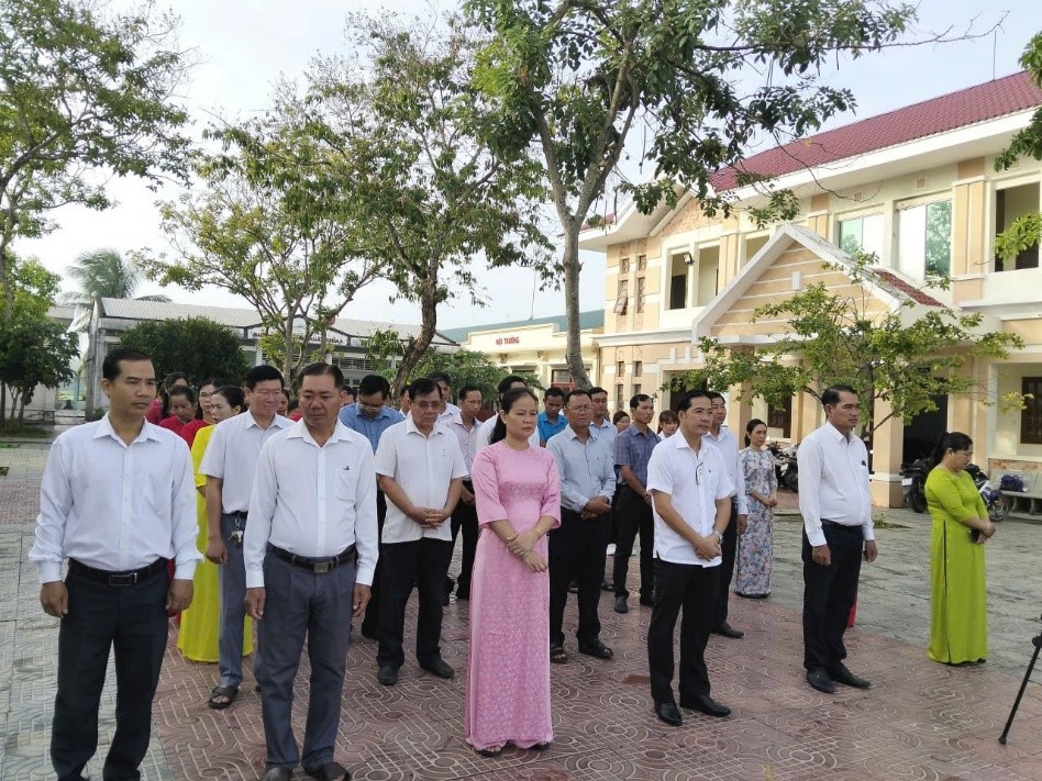 UBND xã Song Lộc tổ chức lễ chào cờ đầu tháng 7 gắn với kể chuyện học tập và làm theo tư tưởng, đạo đức, phong cách Hồ Chí Minh