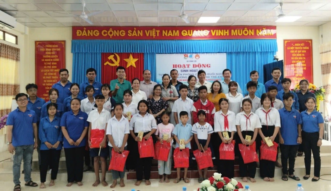 Song Lộc: Tuyên truyền phòng, chống đuối nước và trao quà cho thiếu nhi có hoàn cảnh khó khăn