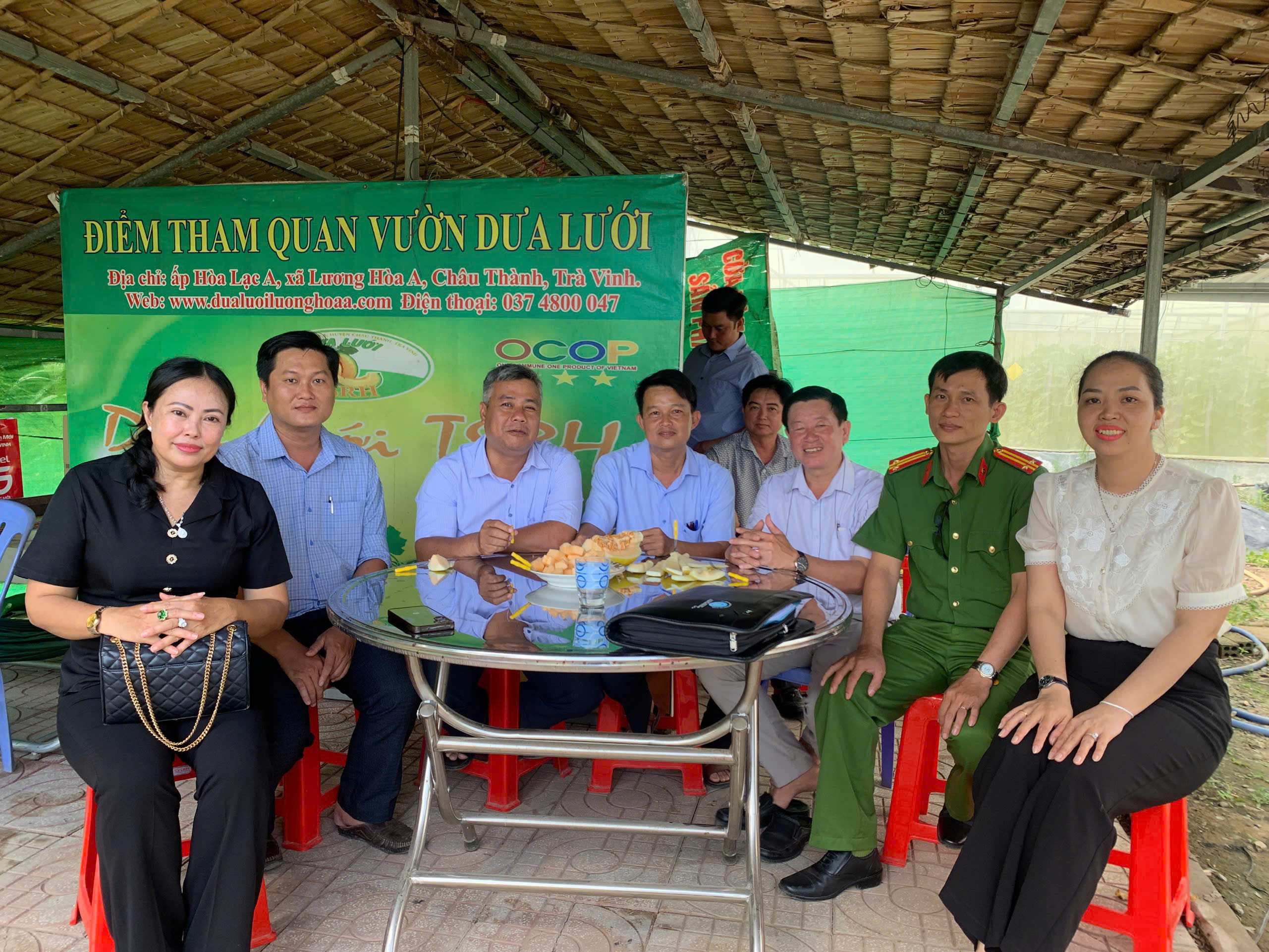 Lãnh đạo Đảng ủy xã Song Lộc tham quan mô hình dưa lưới ứng dụng công nghệ cao tại ấp Hòa Lạc A