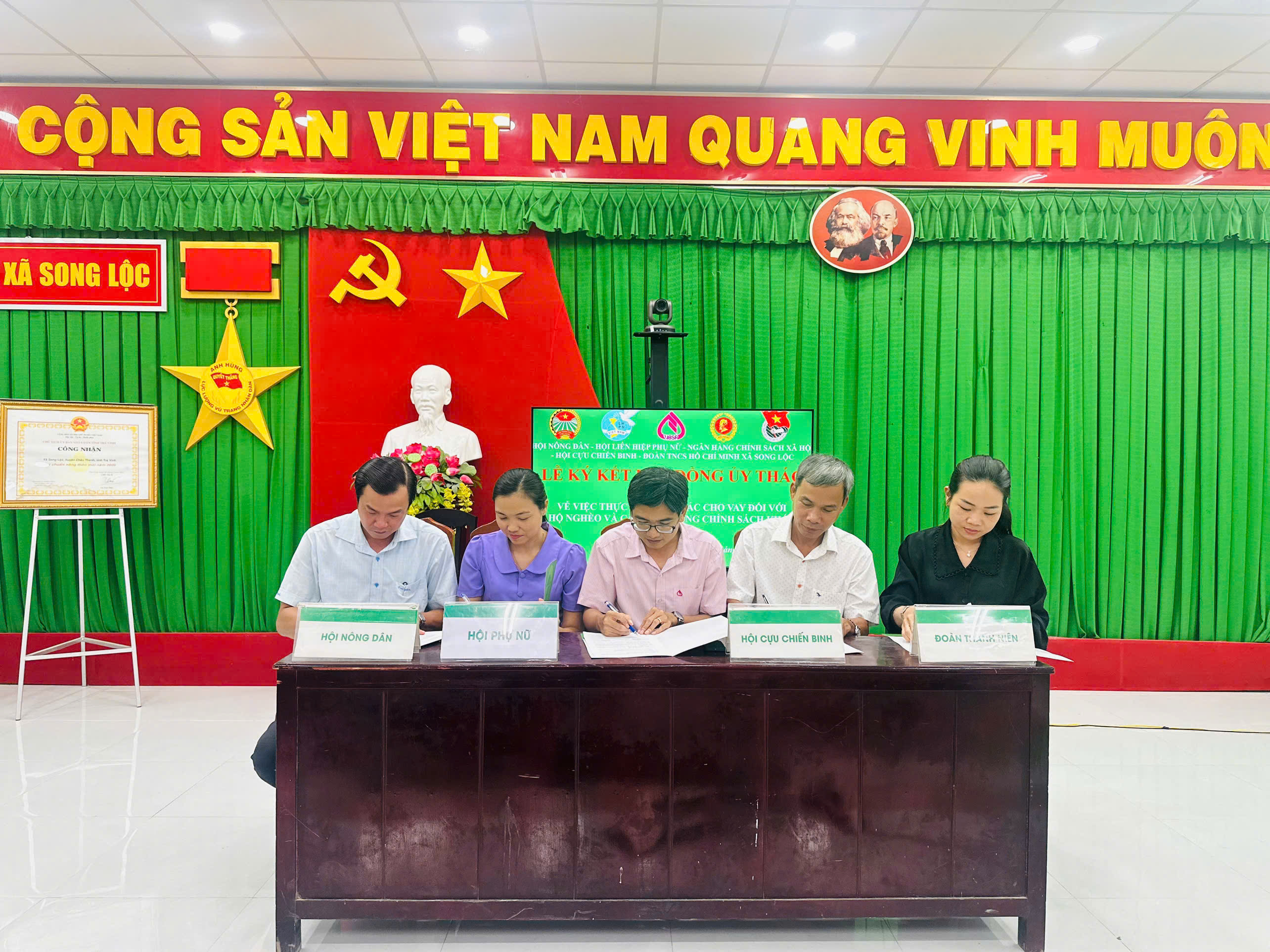 Ngân hàng Chính sách xã hội ký kết hợp đồng ủy thác với các tổ chức chính trị - xã hội xã Song Lộc