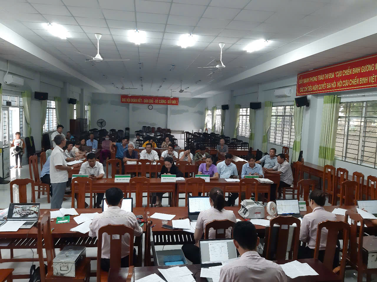 Hoạt động giao dịch của Ngân hàng chính sách xã hội tại xã Song Lộc ngày 17/7/2025