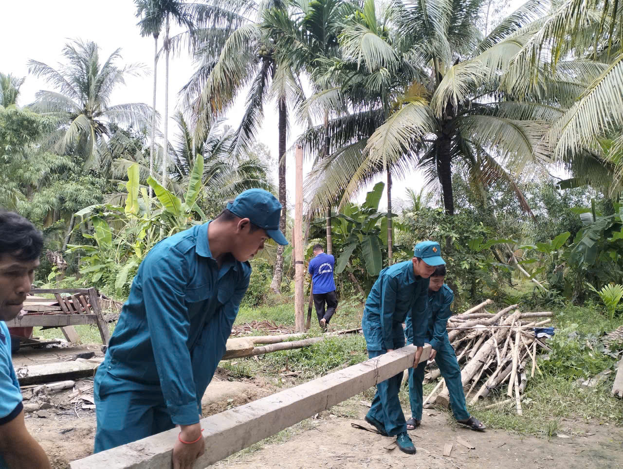 Xã Song Lộc khẩn trương khắc phục hậu quả thiên tai, hỗ trợ kịp thời hộ dân bị ảnh hưởng do gió mạnh kèm theo mưa lớn