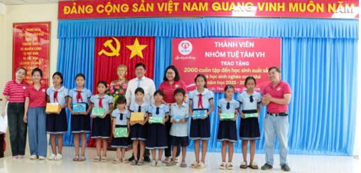 Song Lộc trao tặng tập cho học sinh có hoàn cảnh khó khăn 
năm học 2025 – 2026
