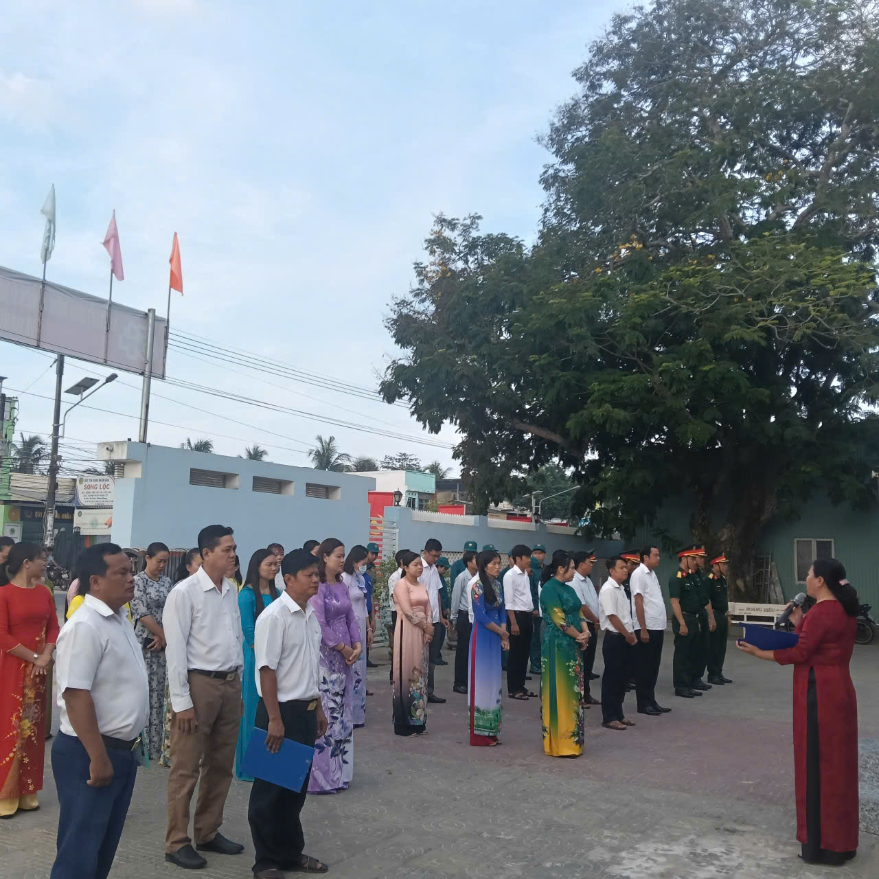 Đảng ủy xã Song Lộc tổ chức lễ chào cờ đầu tuần gắn với sinh hoạt học tập và làm theo tư tưởng, đạo đức, phong cách Hồ Chí Minh