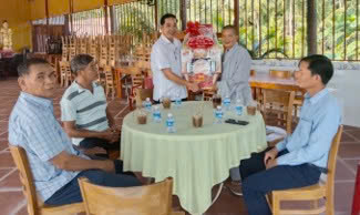 Ông Ngô Hồng Thanh - Chủ tịch Ủy ban nhân dân xã Song Lộc thăm, chúc mừng lễ Phật đản năm 2026