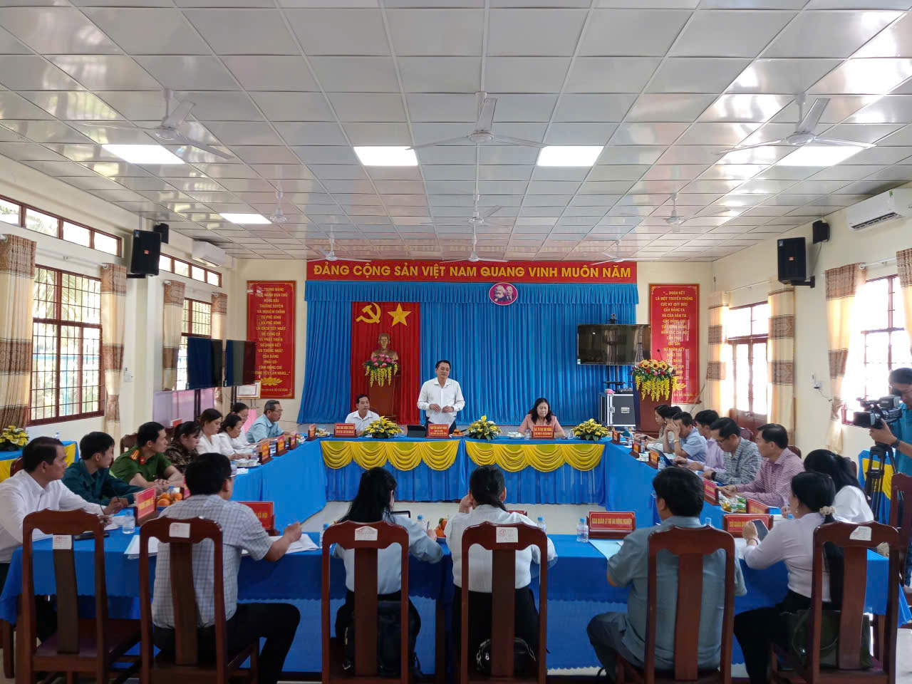 Phó Chủ tịch Ủy ban nhân dân tỉnh Vĩnh Long Nguyễn Quỳnh Thiện làm việc tại xã Song Lộc
