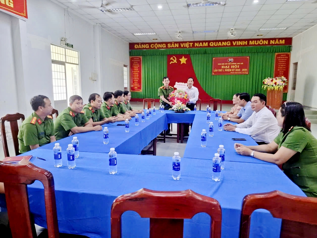 Lãnh đạo Ủy ban nhân dân xã Song Lộc đến thăm, chúc mừng Công an xã nhân kỷ niệm 80 năm Ngày truyền thống Công an nhân dân Việt Nam (19/8/1945-19/8/2025)