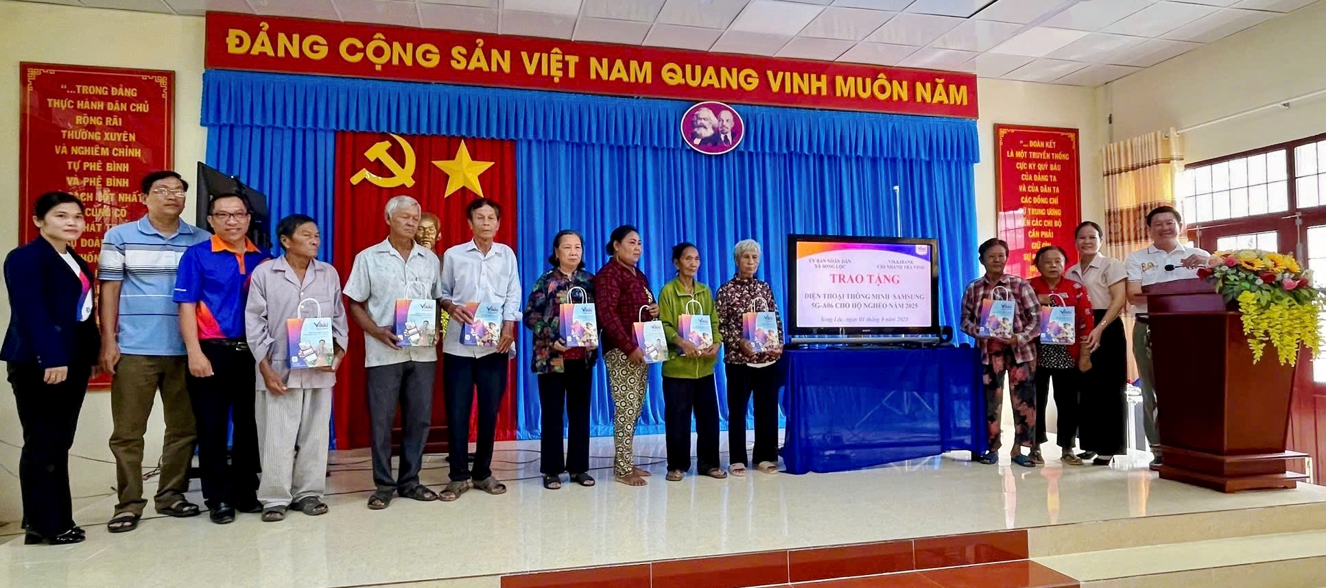 Nhân dịp 80 năm ngày cách mạng tháng tám và Quốc khánh nước Cộng hòa xã hội chủ nghĩa Việt năm 02/9/2025  Ủy ban nhân dân xã phối hợp Ngân hàng Vikkibank Chi nhánh Trà Vinh trao tặng 10 điện thoại thông minh cho hộ nghèo trên địa bàn xã Song Lộc