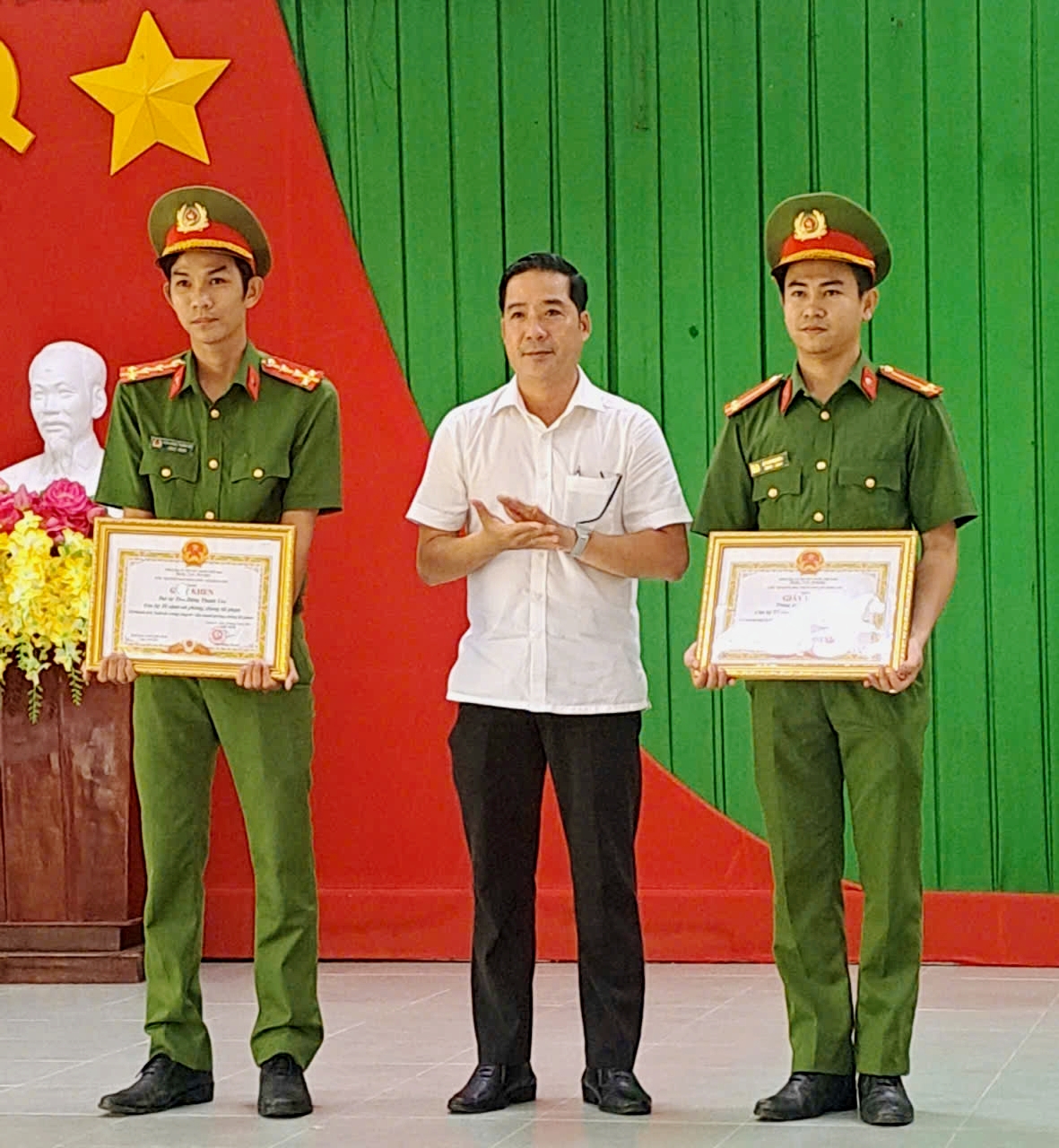 Chủ tịch UBND xã Song Lộc khen thưởng đột xuất cho hai cá nhân đã có thành tích xuất sắc trong công tác đấu tranh, phòng chống tội phạm