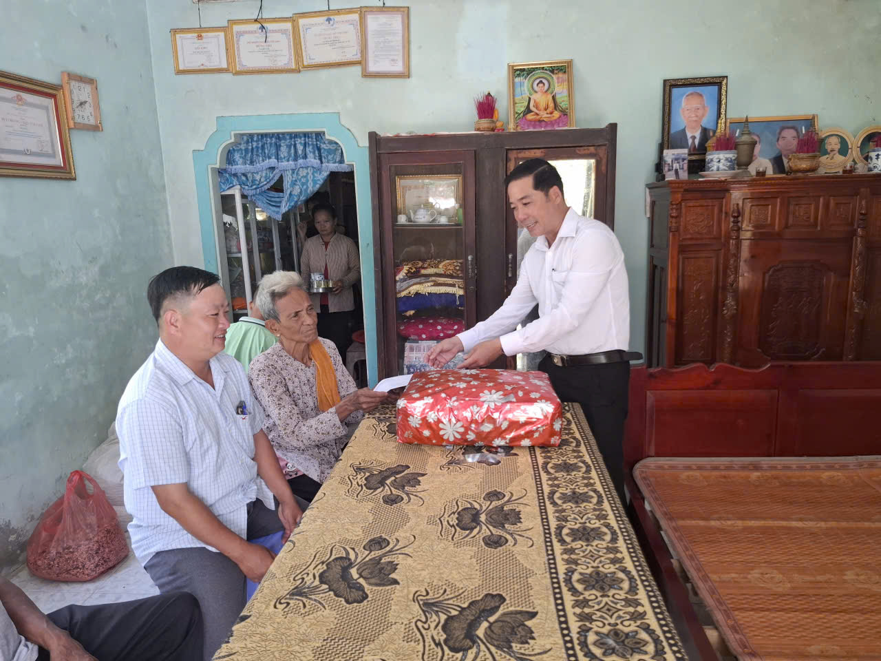 Xã Song Lộc thăm, tặng quà và chúc thọ người cao tuổi nhân Ngày Quốc tế Người cao tuổi 01/10