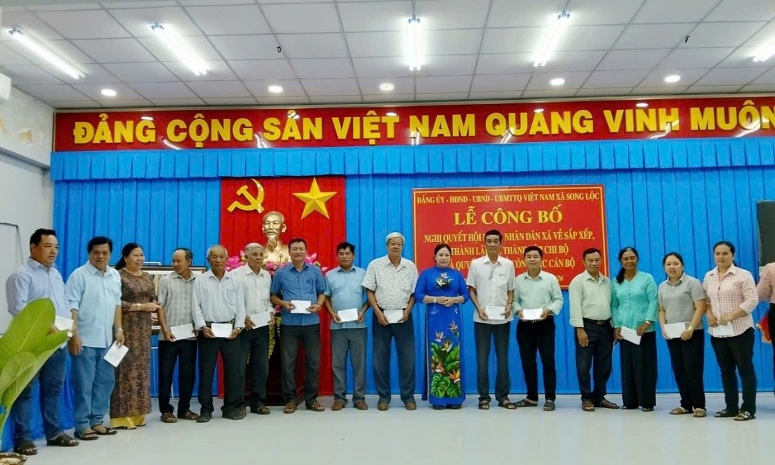 Xã Song Lộc công bố nghị quyết sắp xếp các ấp và kiện toàn tổ chức bộ máy sau sắp xếp