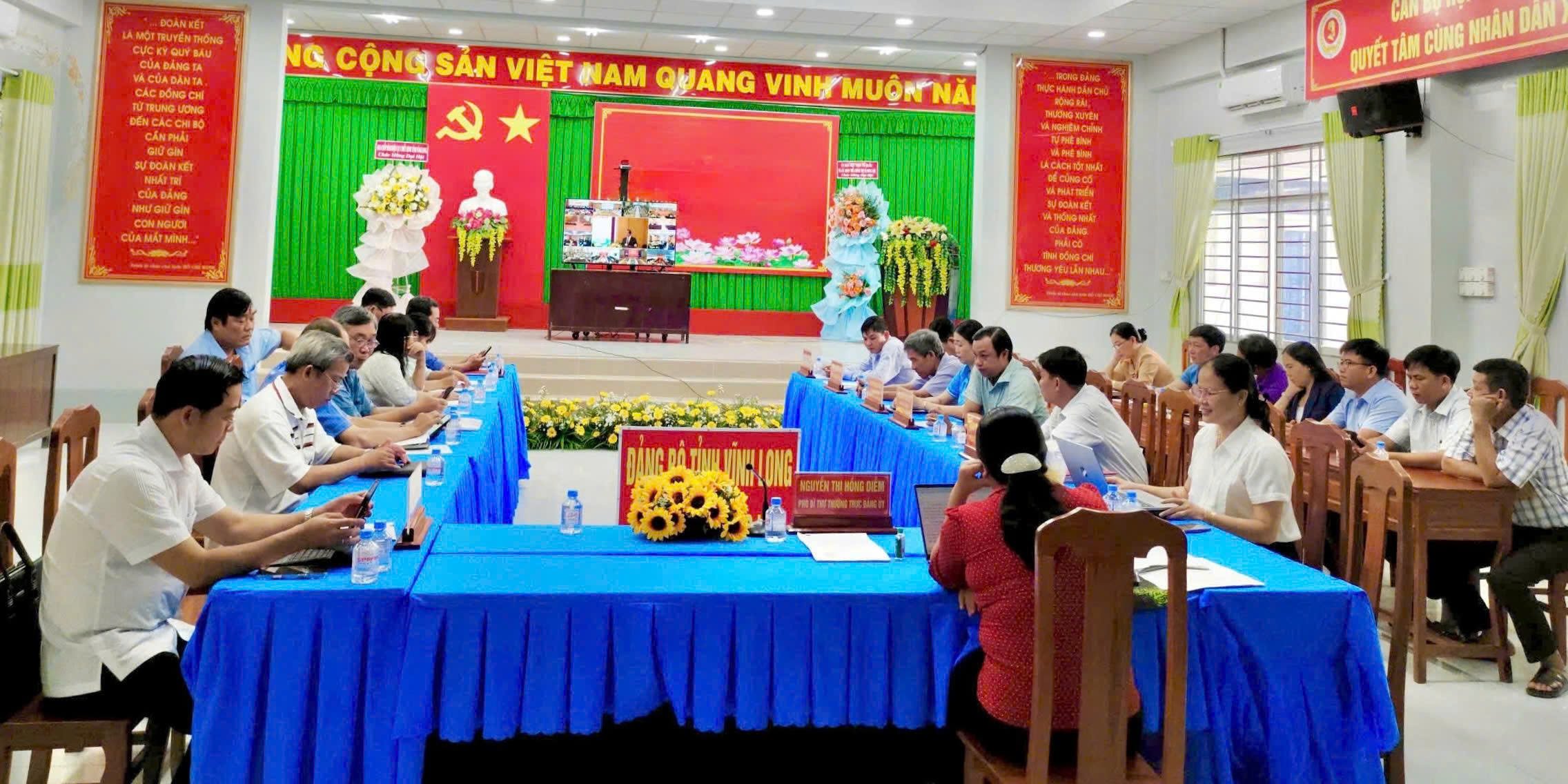 Đảng ủy xã Song Lộc dự Hội nghị toàn quốc tập huấn công tác Khoa giáo năm 2025
