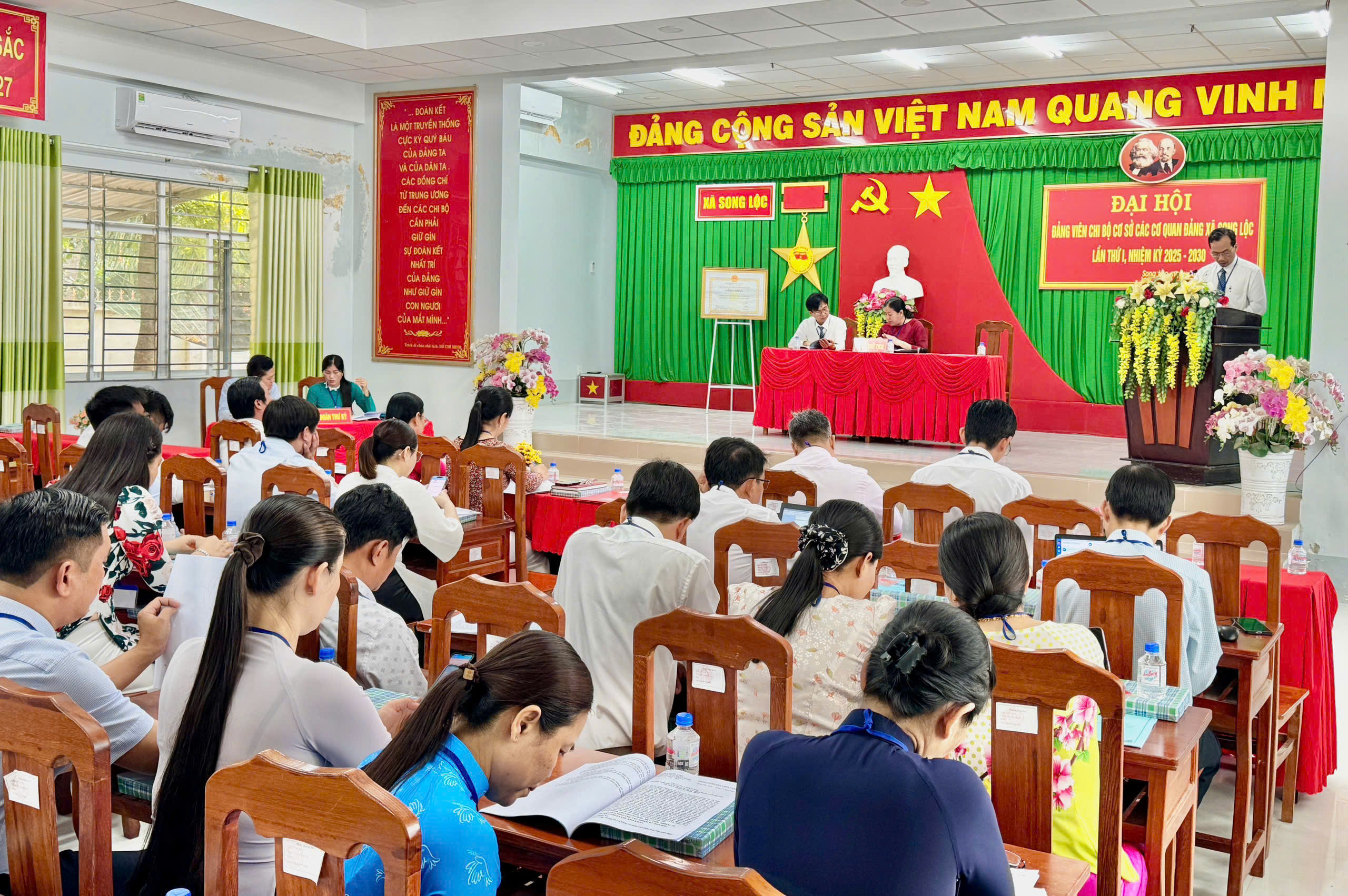 Chi bộ Cơ sở các cơ quan xã Song Lộc tổ chức thành công Đại hội Chi bộ cơ sở các cơ quan Đảng lần thứ I, nhiệm kỳ 2025-2030