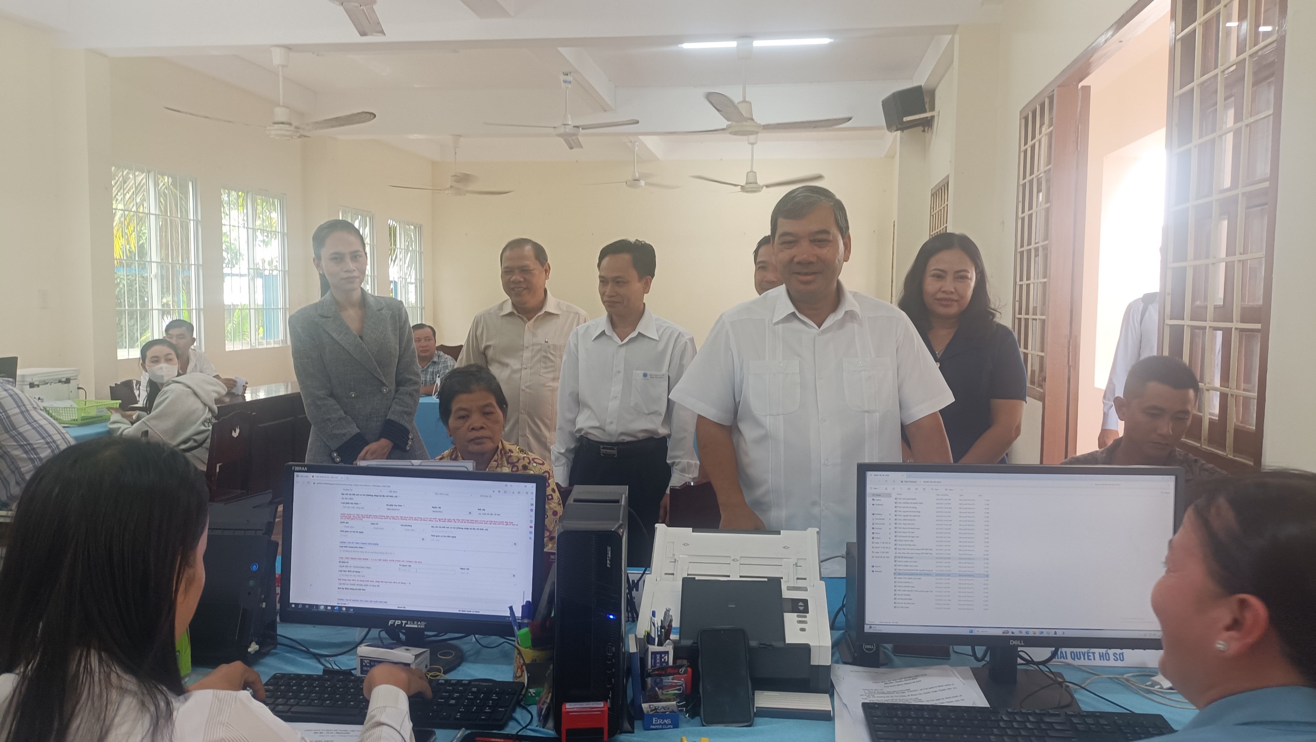 Phó Bí thư Tỉnh ủy Kim Ngọc Thái đến thăm tình hình vận hành chính quyền 2 cấp và hoạt động Trung tâm Phục vụ hành chính công xã Song Lộc